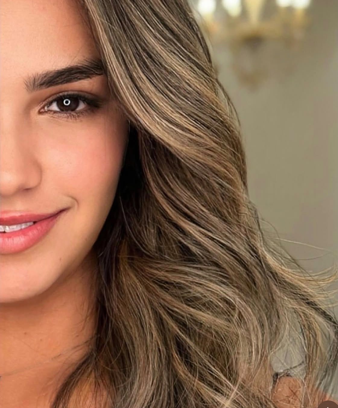 Detalhe de cabelo com mechas iluminadas